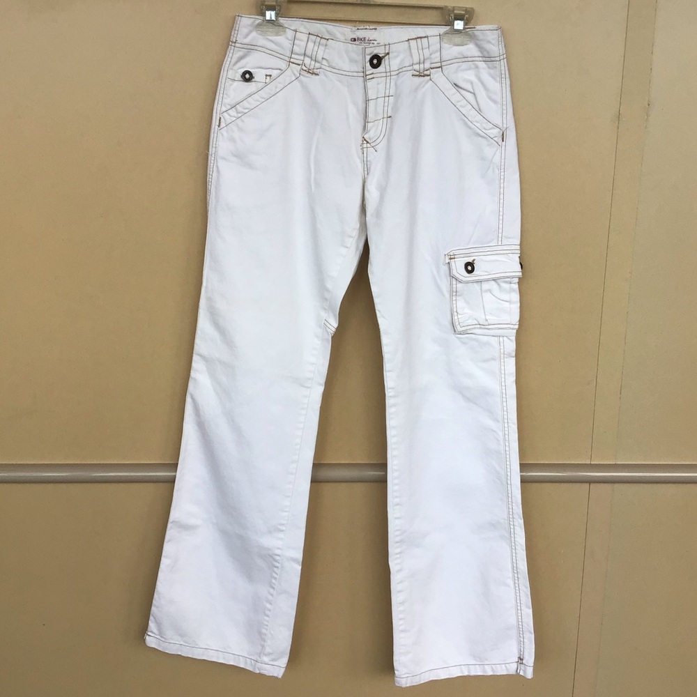 New Buckle women’s white cargo pants size 27x33 1/2 with front and back pockets